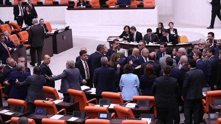 Meclis'te tansiyon yükseldi: AK Partililer ve CHP'liler arasında SMS tartışması