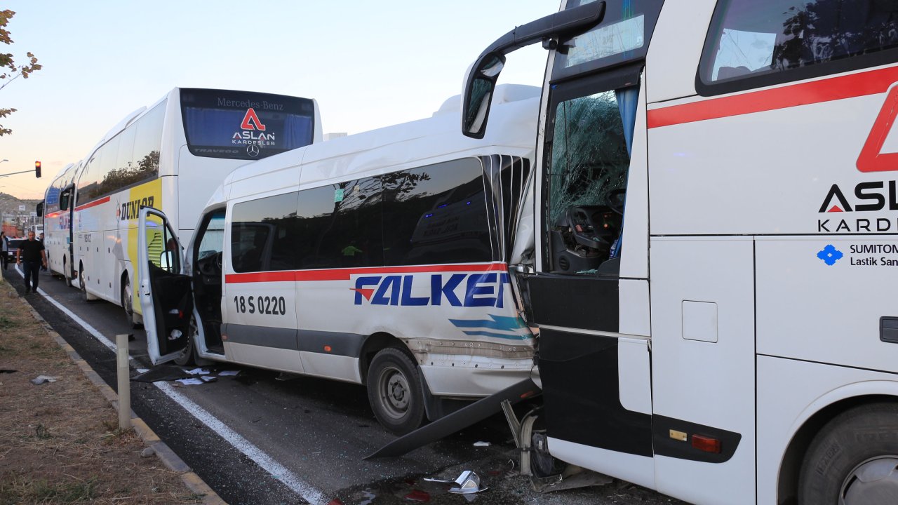 3 otobüs ve 1 minibüsün karıştığı kazada 36 kişi yaralandı
