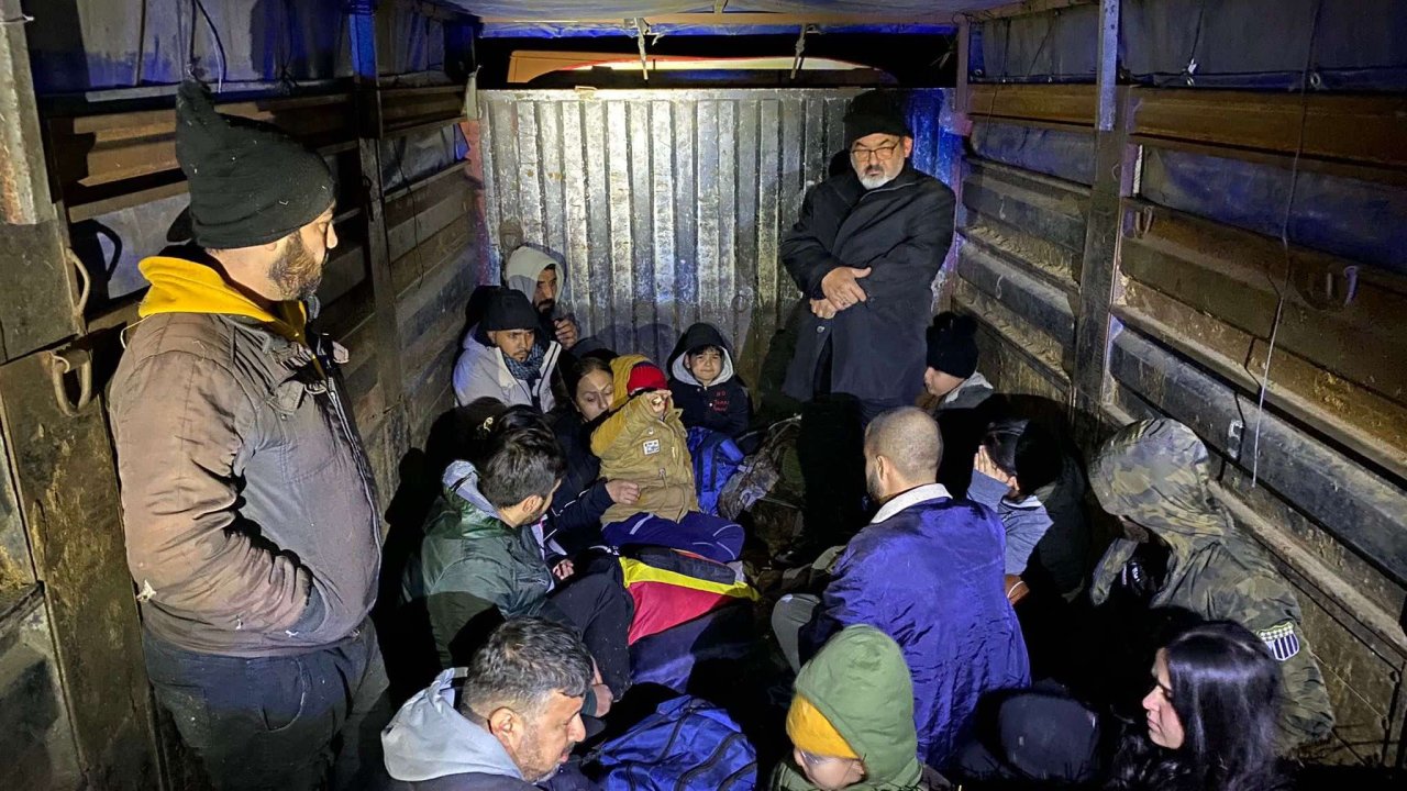 Binlerce kaçak göçmen yakalandı, 25 organizatöre gözaltı
