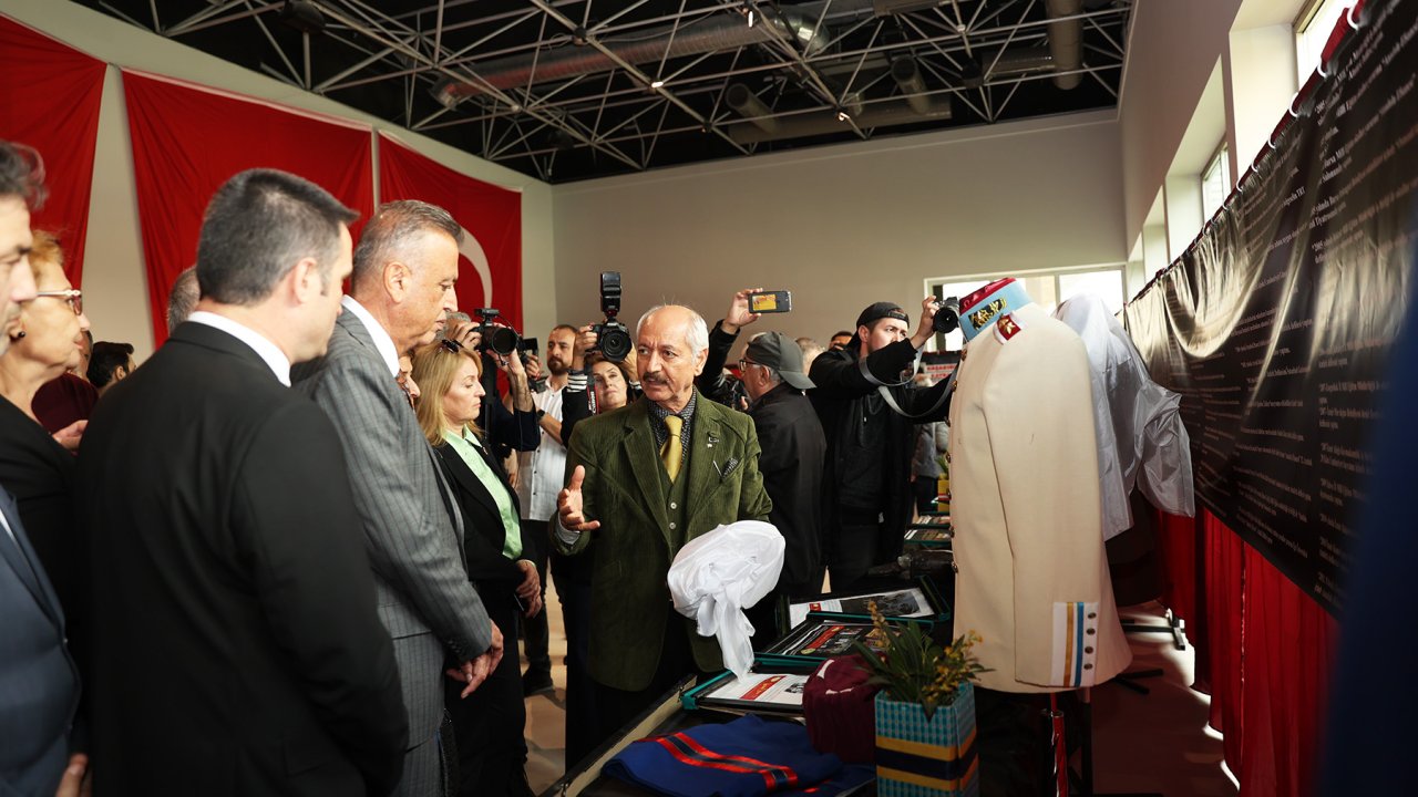Atatürk’ün kıyafetleri Ataşehir’de sergileniyor