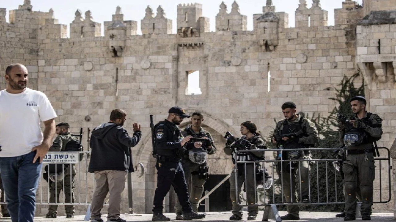 İsrail polisi barikatlar kurdu: Cuma namazını kılmak isteyen Filistinlilere yine yaş kısıtlaması