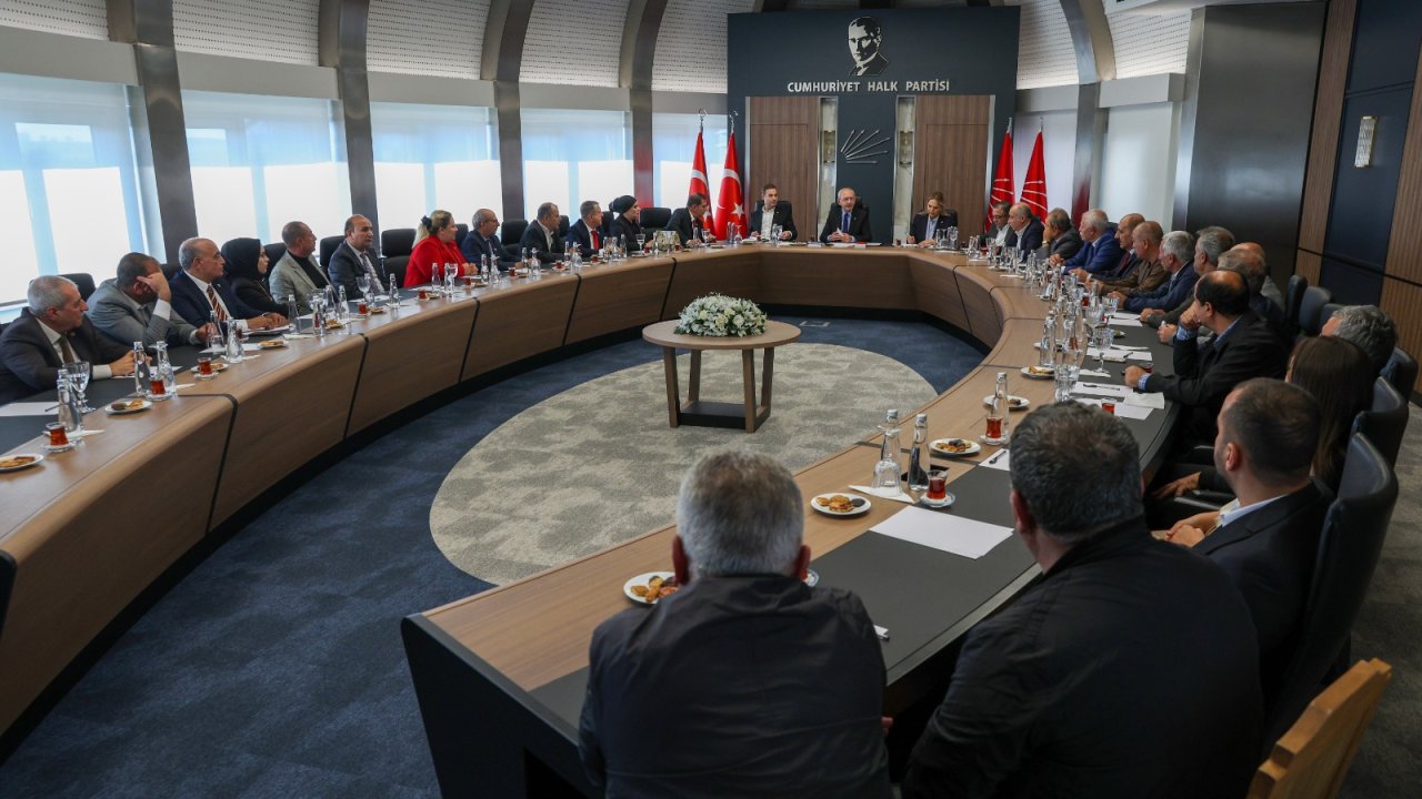 Kılıçdaroğlu, Diyarbakır il ve ilçe başkanlarıyla bir araya geldi