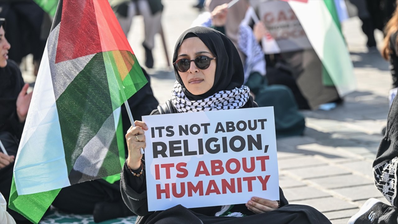 Kadınlardan Filistin'e destek için oturma eylemi