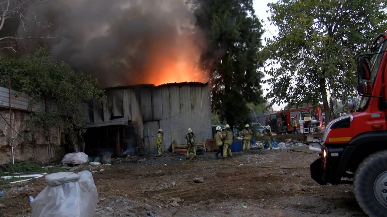 Otopark inşaatındaki depo alev alev yandı