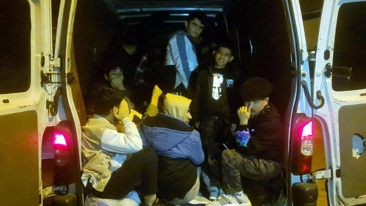 Bir minibüsten 34 kaçak göçmen çıktı