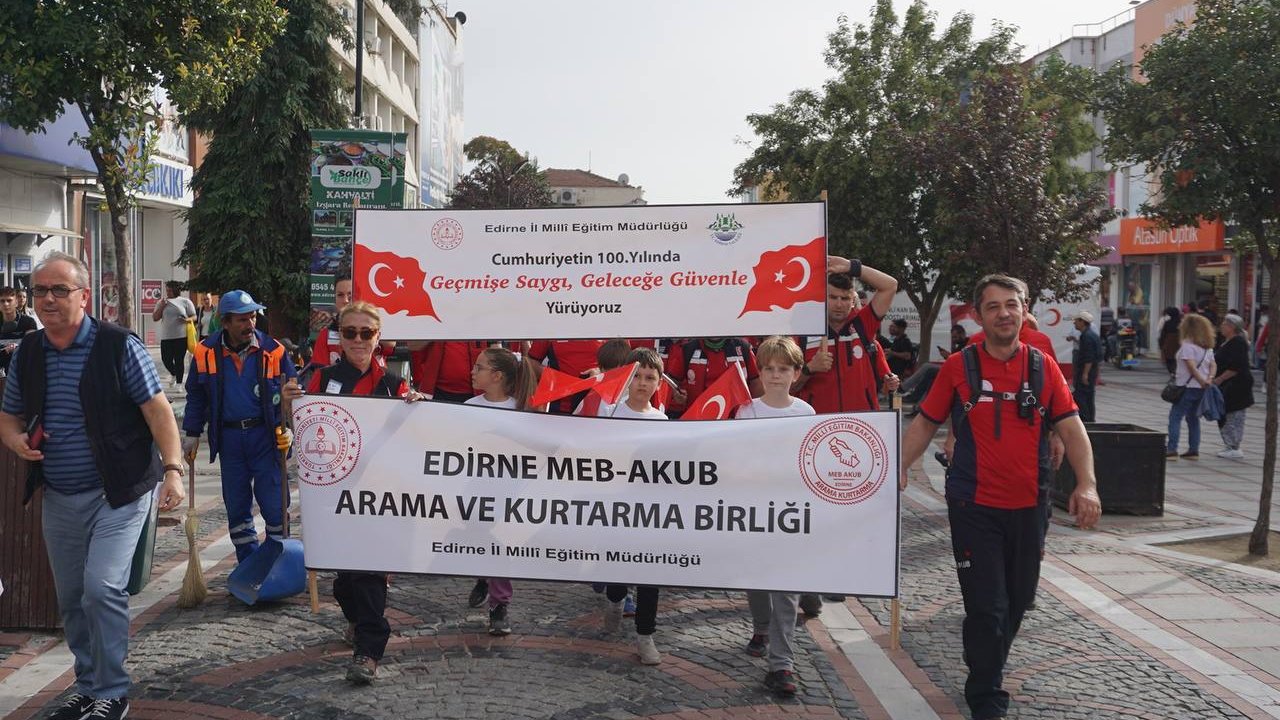 Edirne'de Cumhuriyet'in 100'üncü yılı yürüyüşü