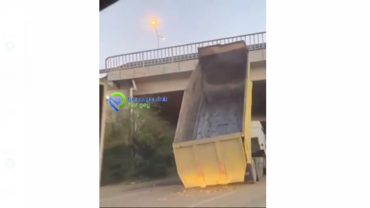 Damperi açılan kamyon köprüye çarptı