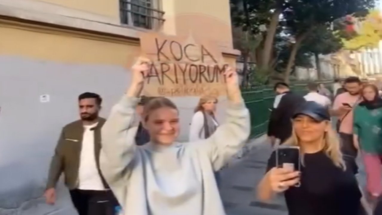 Rus kadın “Koca arıyorum” yazılı pankartla Taksim’de dolaştı!