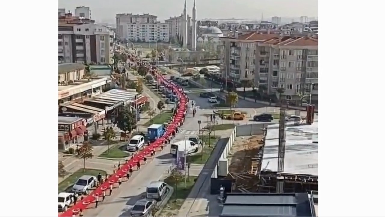 Bursa'da düzenlenen yürüyüşte metrelerce uzunluğunda Türk Bayrağı açıldı