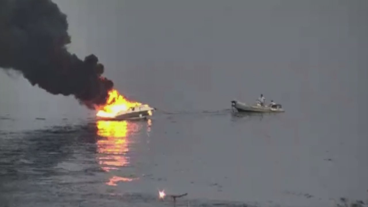 Ataköy'de bilinmeyen nedenle tekne yangını çıktı