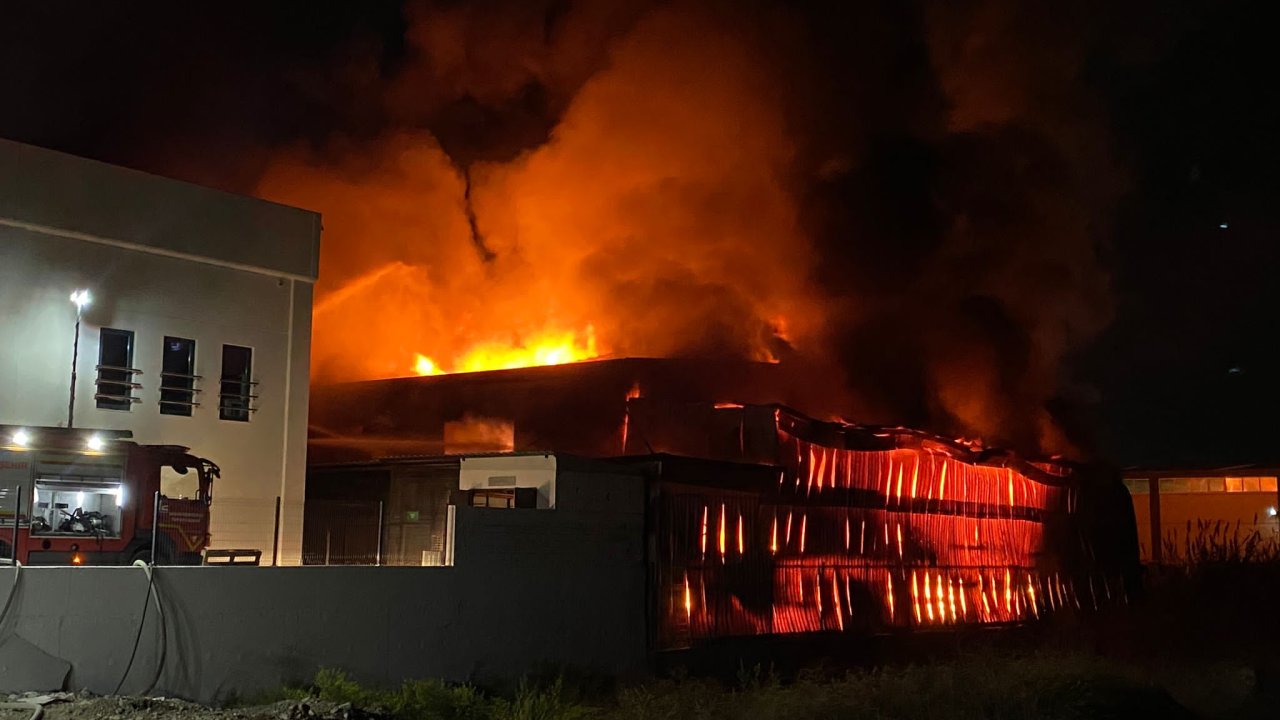 Kauçuk fabrikasında korkutan yangın: Alevler kısa sürede her yeri sardı