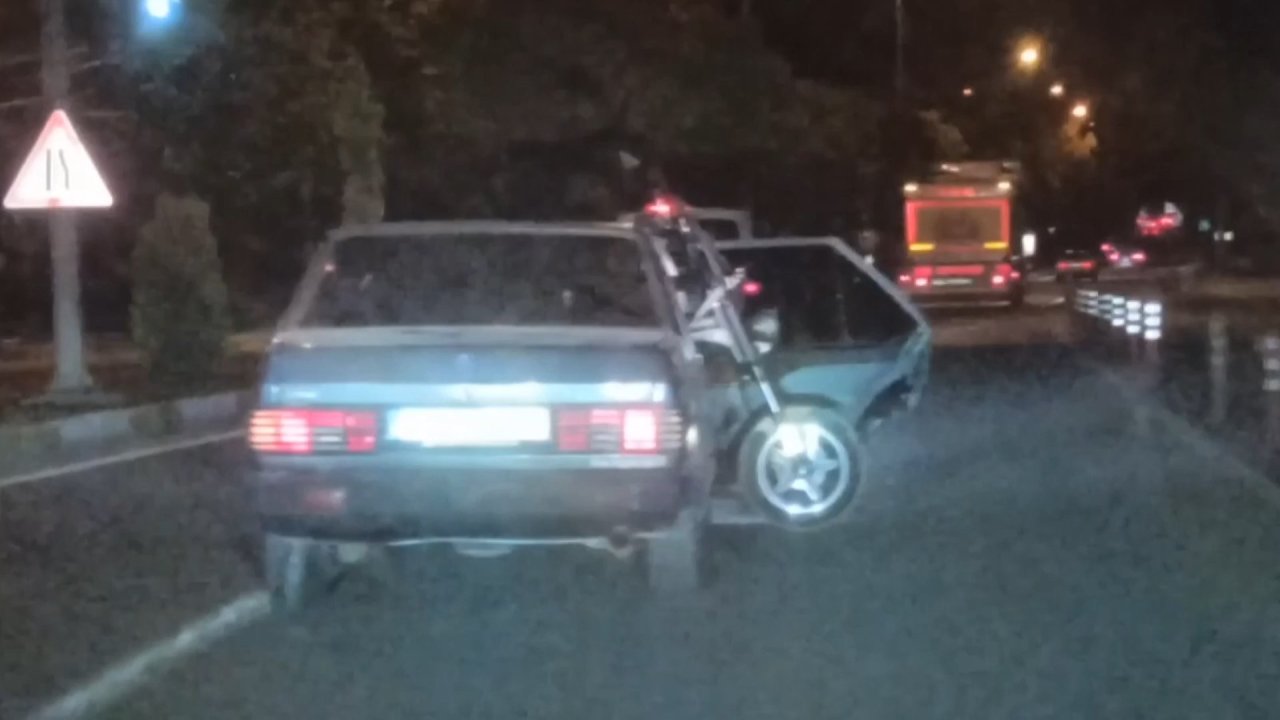 Trafikte tehlikeli anlar: Arabanın ön koltuğuna kendisi, arka koltuğuna motoru oturttu!