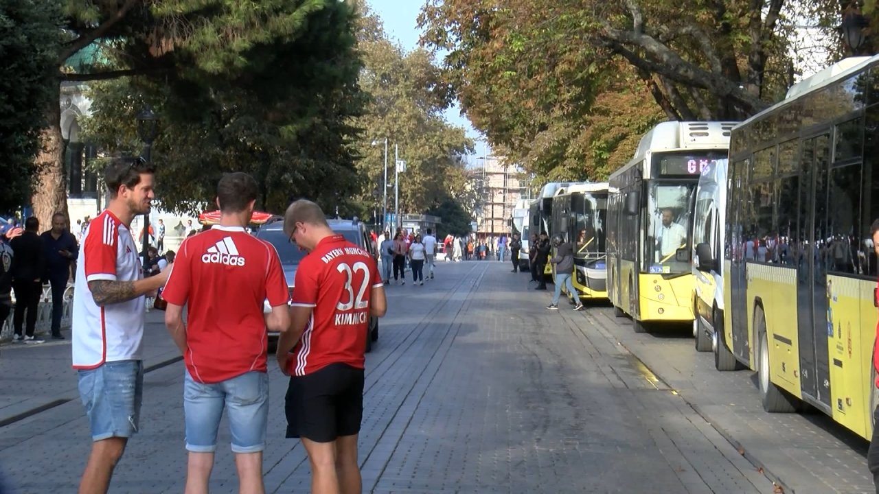 Bayern Münih taraftarları, Ali Sami Yen Spor Kompleksi'ne doğru hareket etti