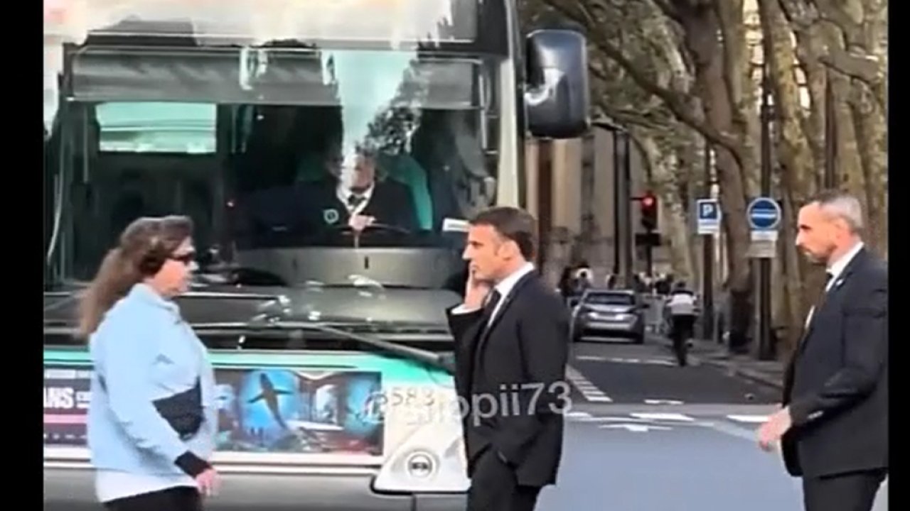 Macron eli cebinde Paris sokaklarında gezdi..!