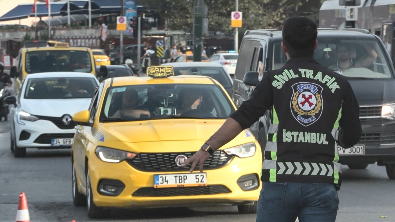 Eminönü'nde taksi denetimi: 8 taksici ceza yedi