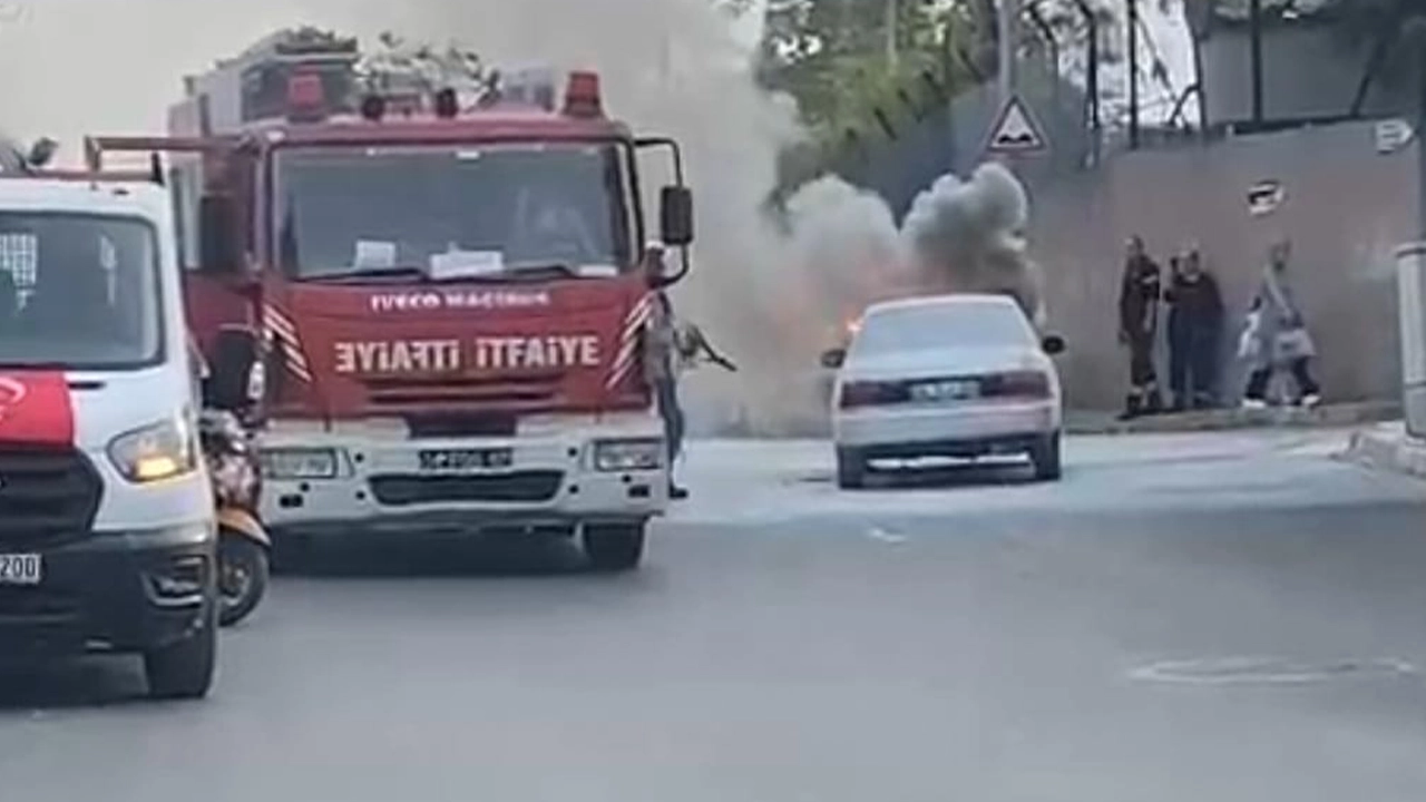 Seyir halindeki otomobil alev alev yandı, cadde trafiğe kapatıldı