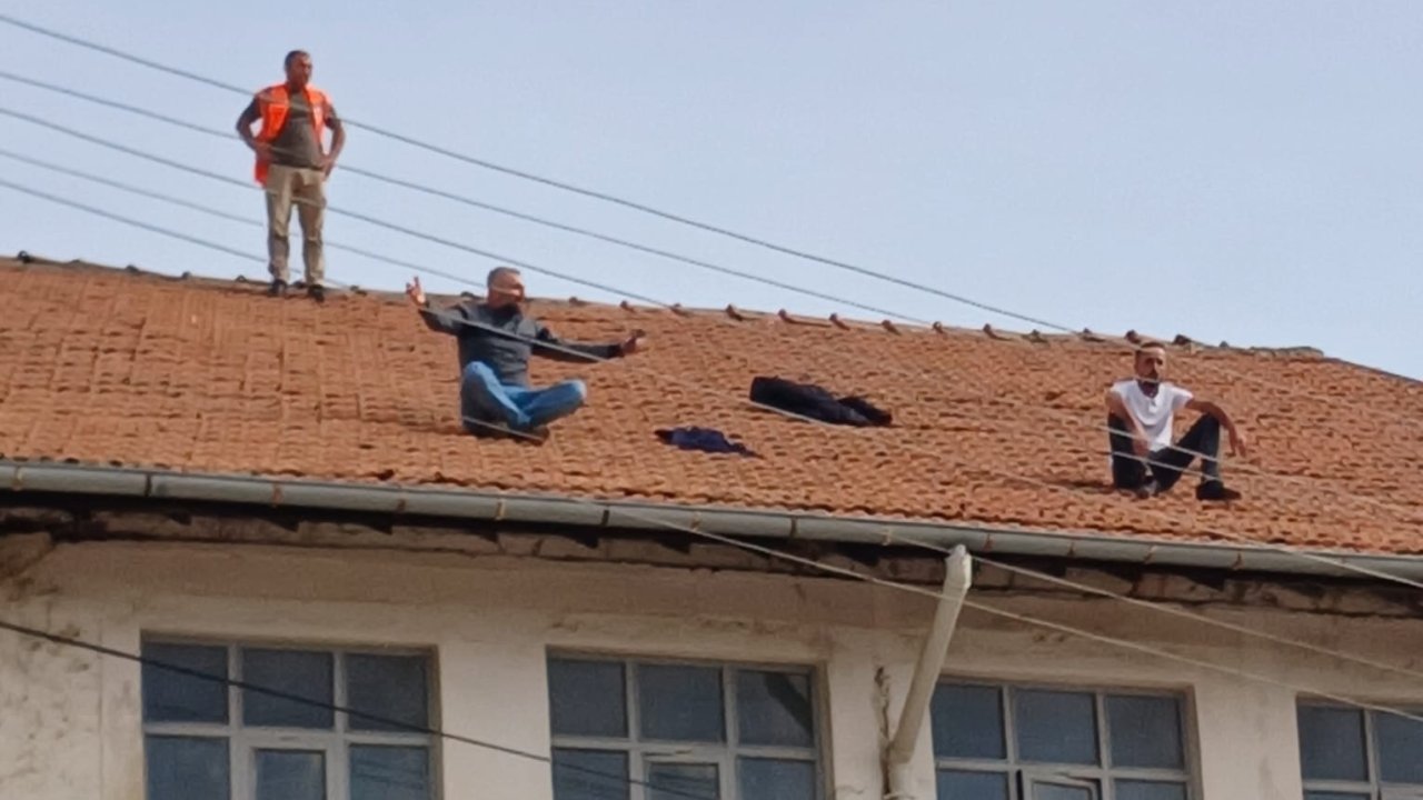 İşten çıkarılan madencilerden çatıda eylem