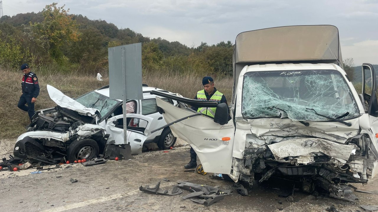 Bursa'da otomobil ile kamyonet kazaya karıştı
