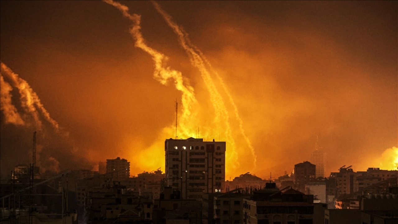 İsrail, Filistin Kızılayı'nın yardım deposunu vurdu