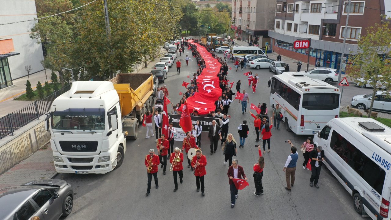Yüzlerce öğrenci 350 metrelik dev Türk bayrağını kortej yürüyüşünde taşıdı