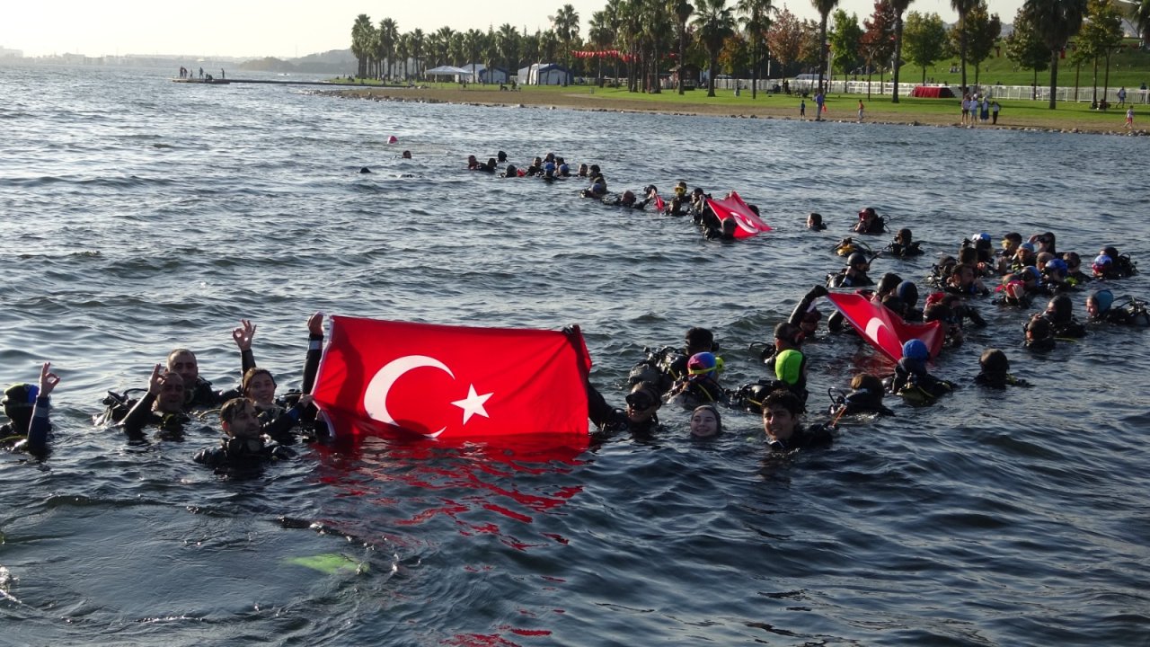 Cumhuriyet'in 100'üncü yılı: 100 kişi, denizde Türk bayrağı açtı