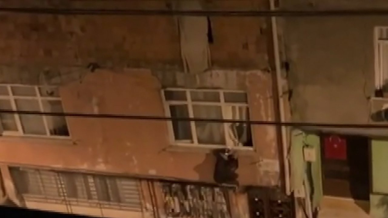 Hırsızların eve pencereden girdiği anlar kamerada