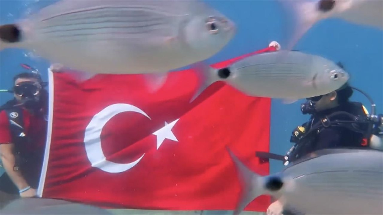 Dalgıçlar su altında Türk bayrağı açtı