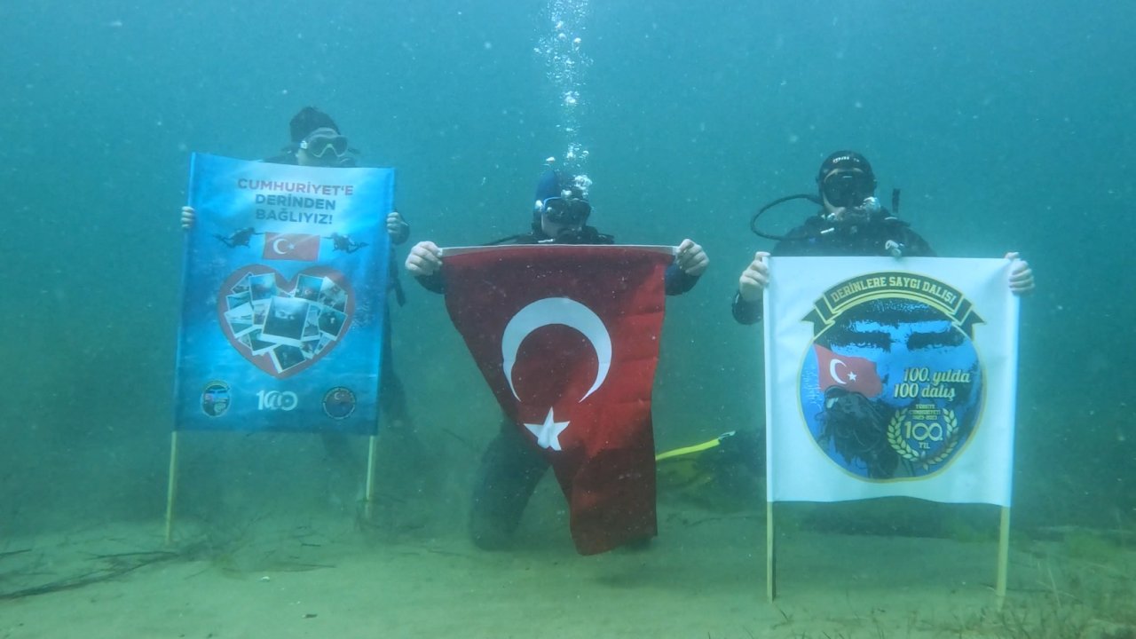 Su altında bayrak açarak 100. yılı kutladılar