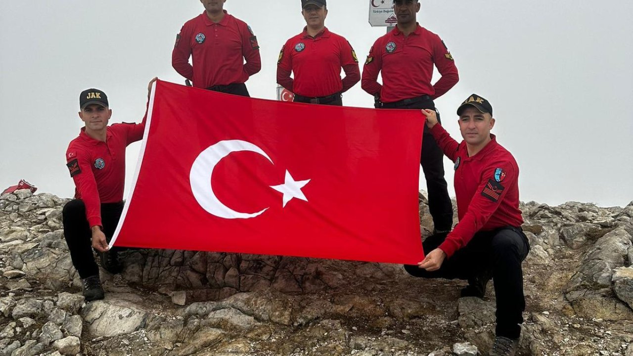 JAK timleri zirvede Türk bayrağını dalgalandırdı