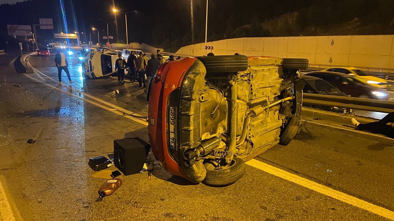 Ümraniye'de iki otomobil çarpışması sonucu 4 kişi yaralandı