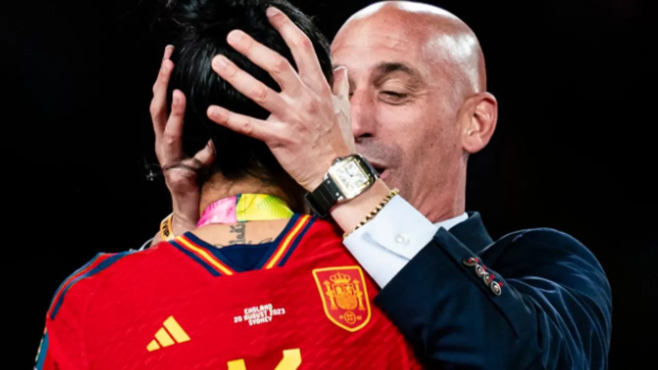 Kadın futbolcuyu dudağından öpmüştü: Eski federasyon başkanının cezası belli oldu
