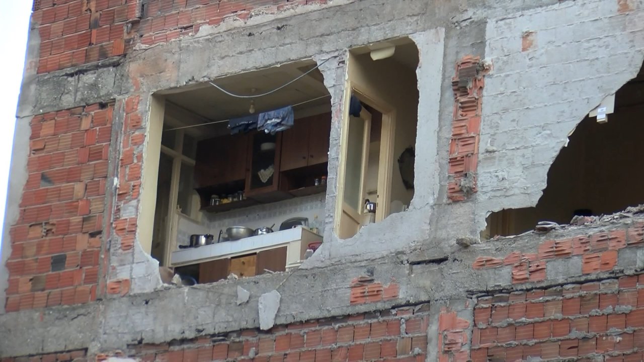 Bina yıkıldı, yan apartman duvarsız kaldı: 'Müteahhit bırakıp kaçmış'
