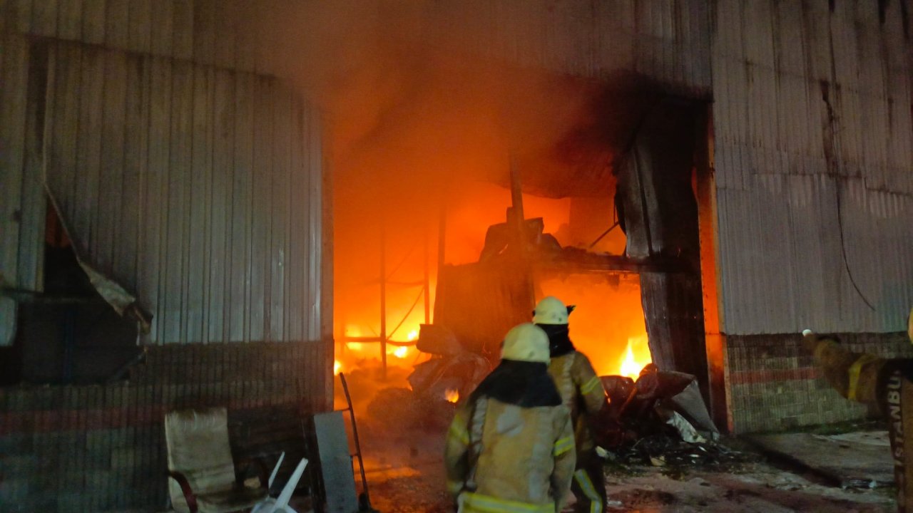 Çatalca'da depoda yangın çıktı