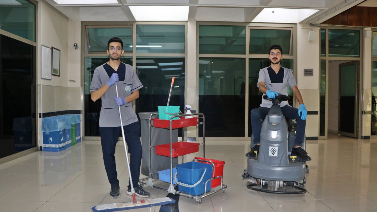 İki tıp öğrencisi, eğitim gördükleri üniversitede temizlikçi oldu