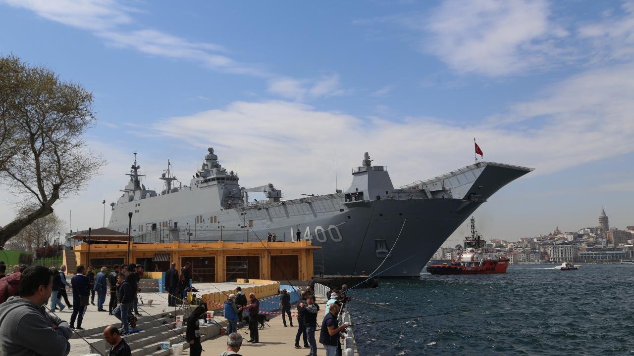 Sarayburnu Limanı'na demirleyen TCG Anadolu ziyarete açıldı