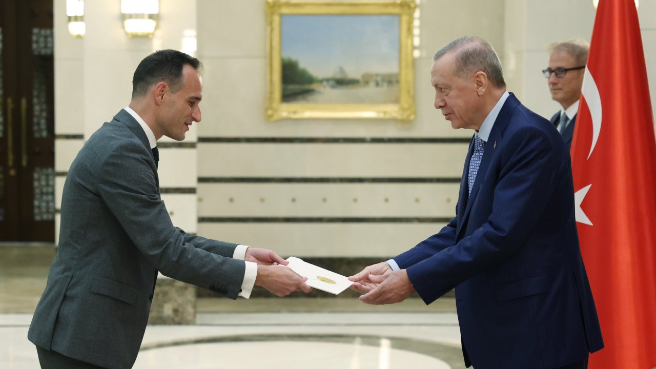 Büyükelçilerden Erdoğan'a güven mektubu