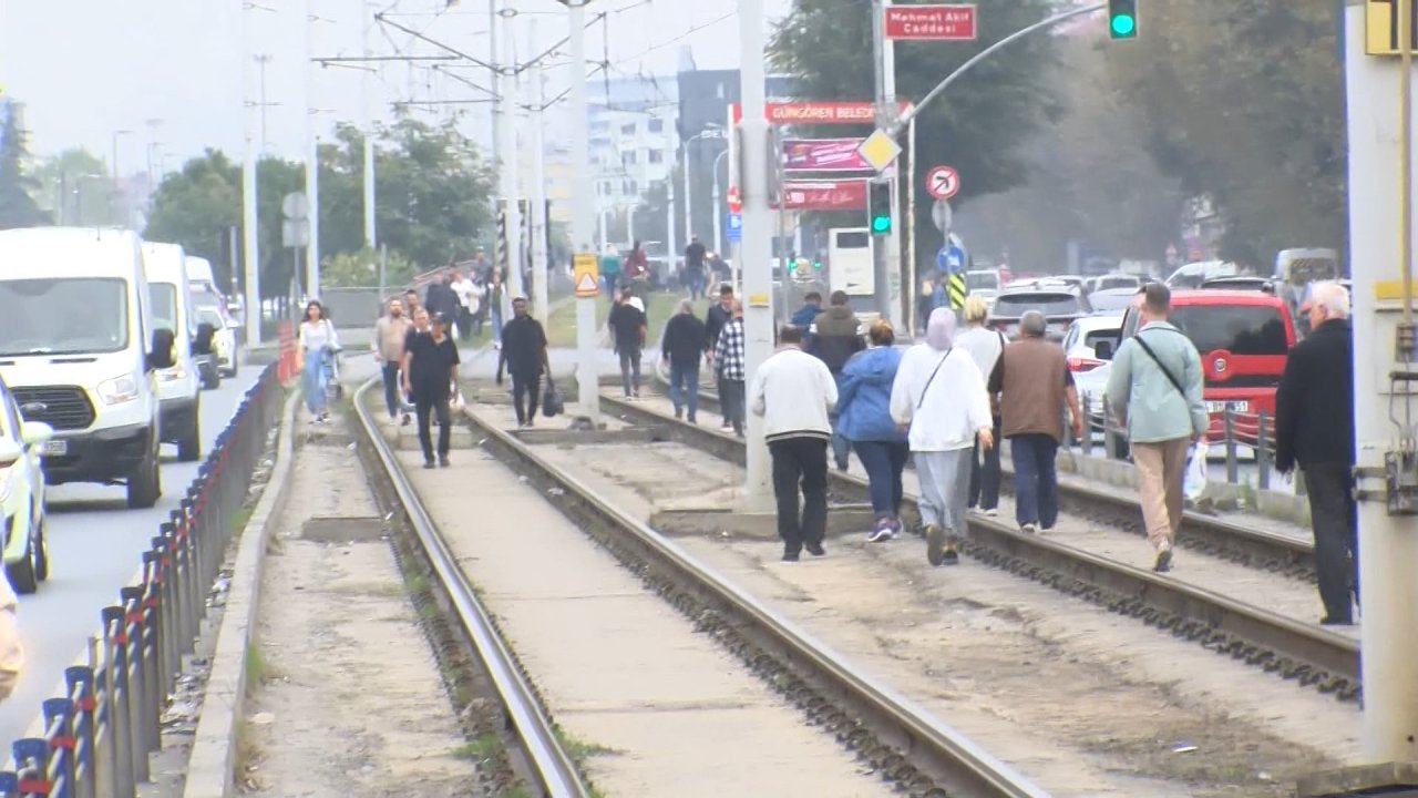 Tramvay arızası: Yollar trafiğe kapatıldı, yolcular raylarda yürümek zorunda kaldı
