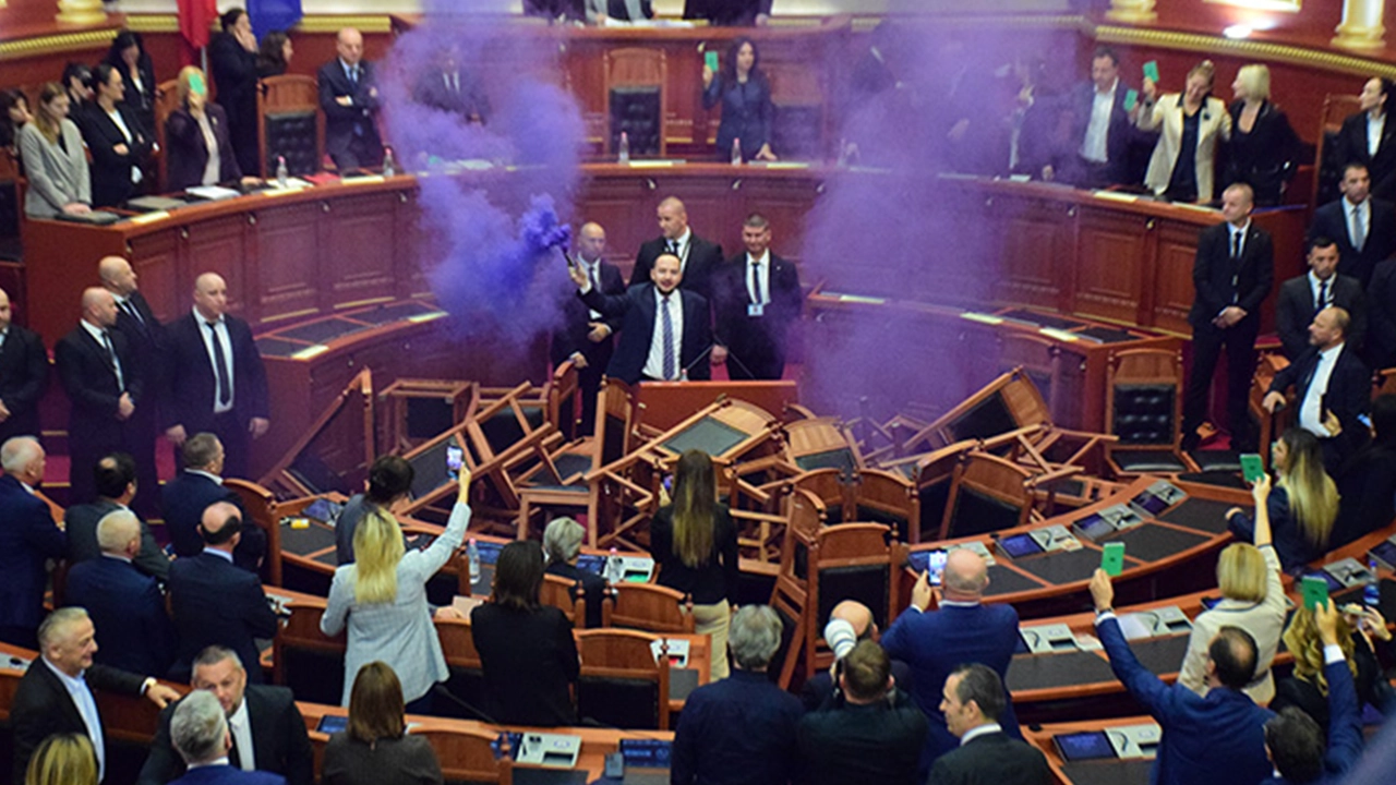 Mecliste tansiyon yükseldi! Oturum sis bombasıyla engellendi