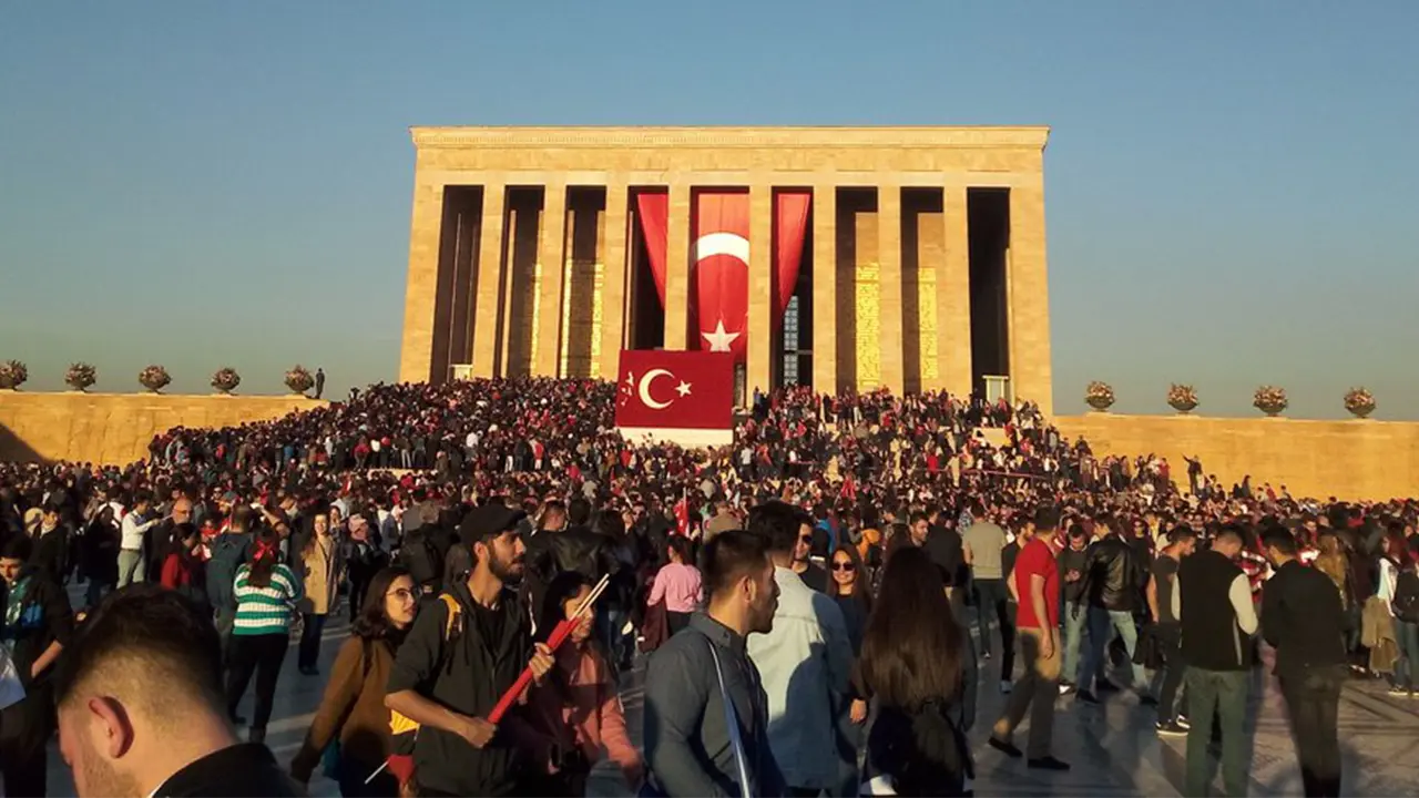 Atatürk'ü milletin gönlünden silemediler