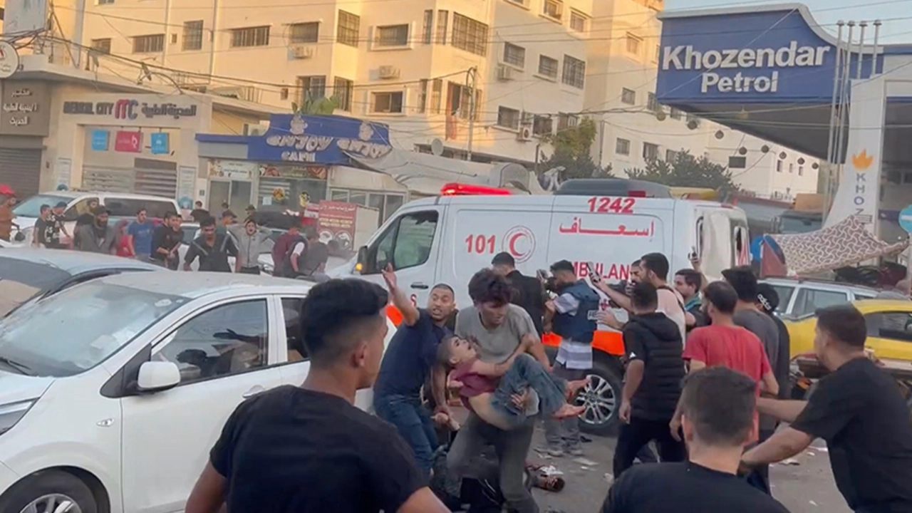 İsrail Gazze'deki Şifa Hastanesi'nin giriş kısmını vurdu: Ölü ve yaralılar var