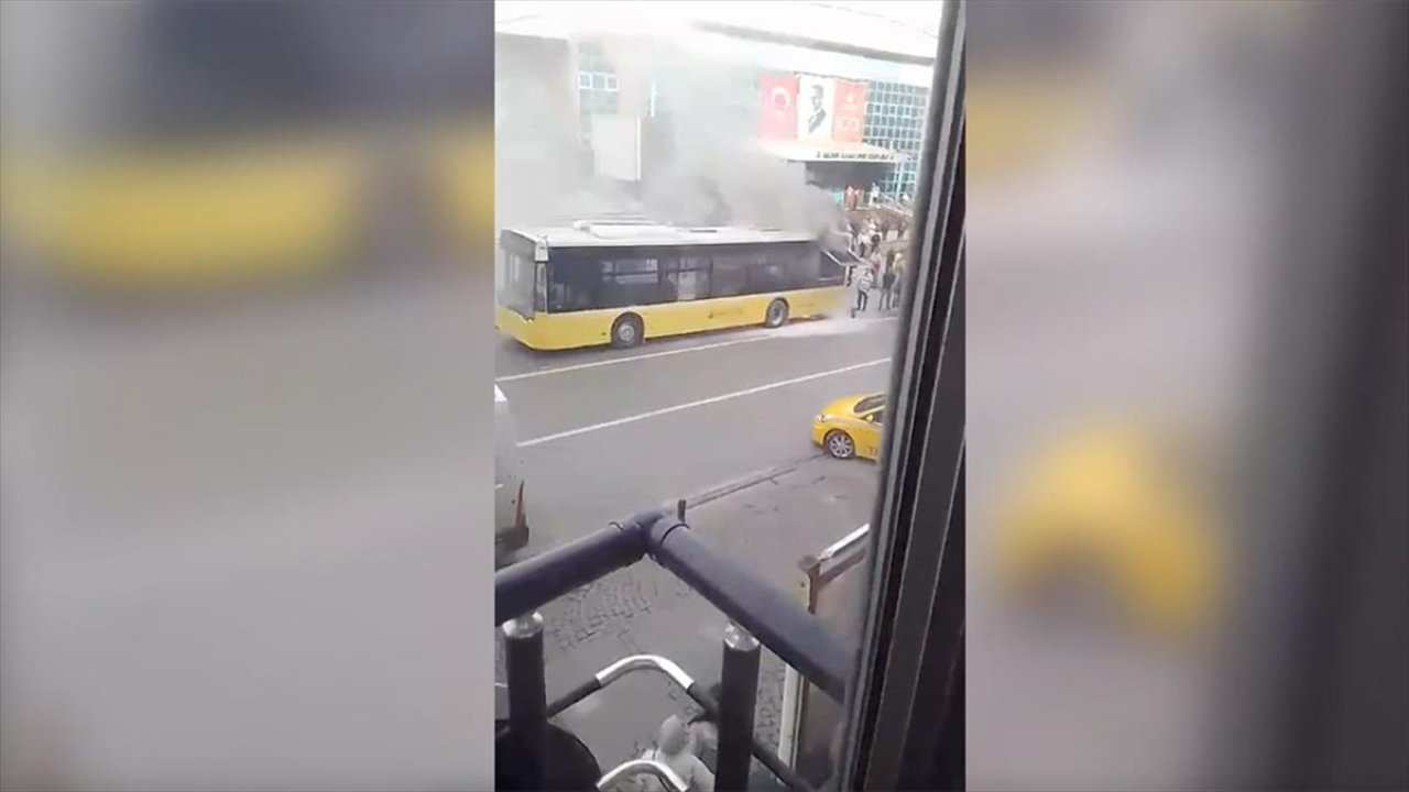 İETT otobüsünde yangın paniği: Yolcular tahliye edildi