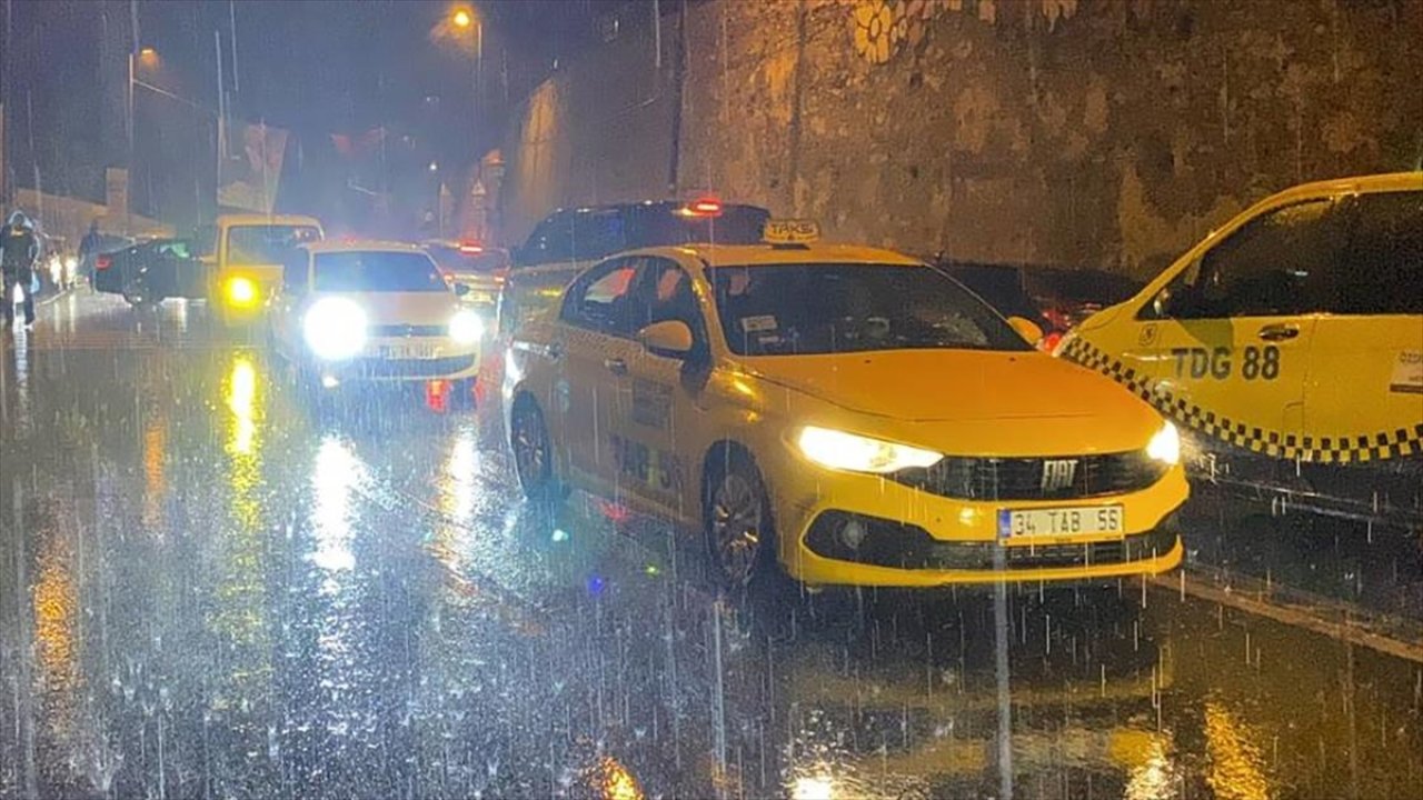 İstanbul'u şiddetli rüzgar ve yağmur vurdu