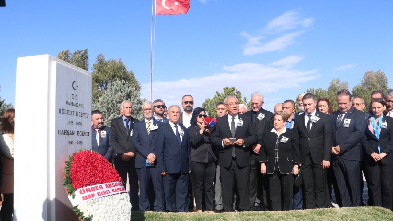 Bülent Ecevit, 17. ölüm yıl dönümünde mezarı başında anıldı