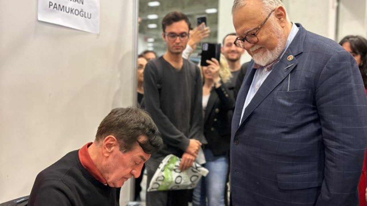 Celal Şengör, Osman Pamukoğlu'nun imza gününe gidip kitabını imzalattı