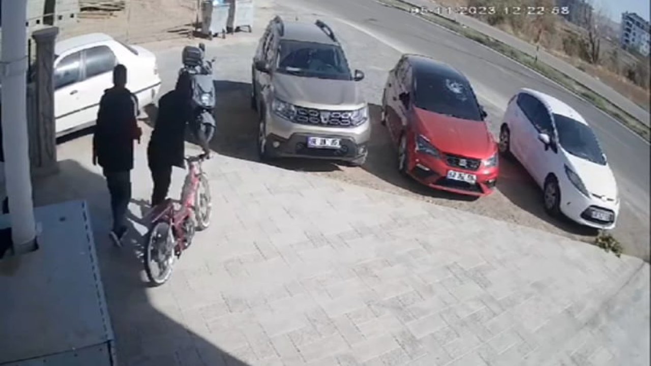 Kimsenin ruhu duymadı: Motosiklet hırsızlığı güvenlik kamerasında