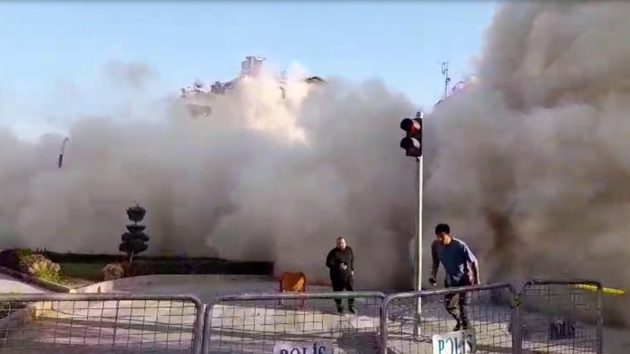 Ağır hasarlı bina yıkım sırasında aniden çöktü: Etrafı toz bulutu kapladı