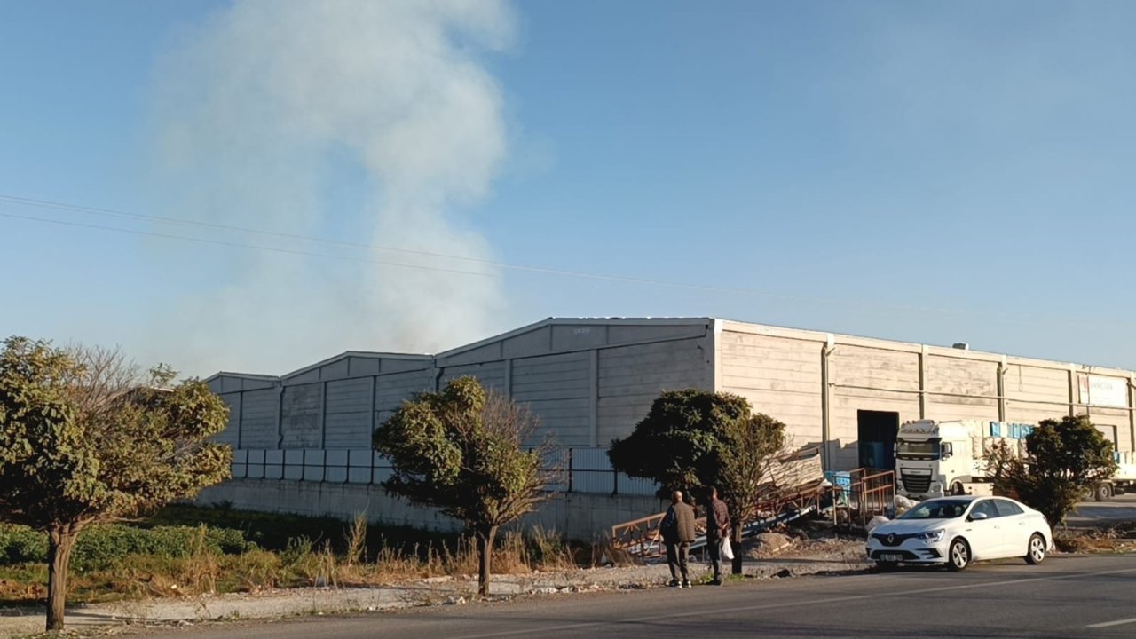 Korkutan fabrika yangını: Alevlere müdahale ediliyor