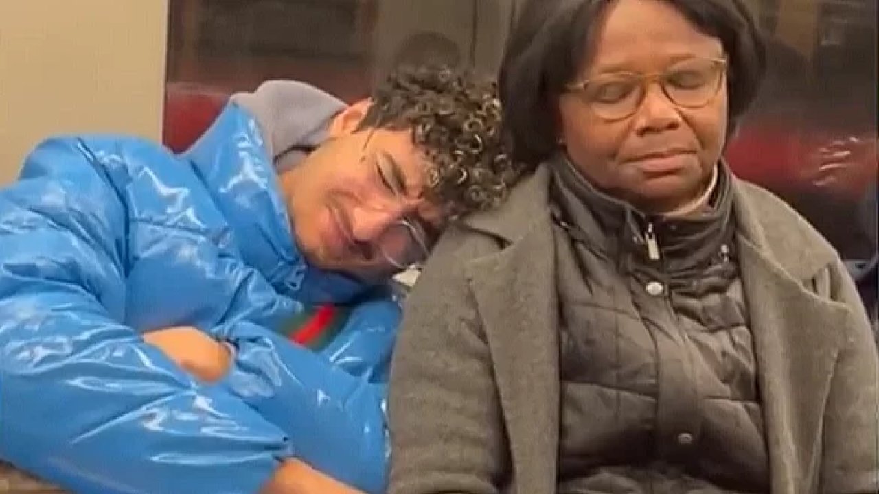 Toplu taşımada yaptığı uyuyakalma deneyi tepkilere neden oldu