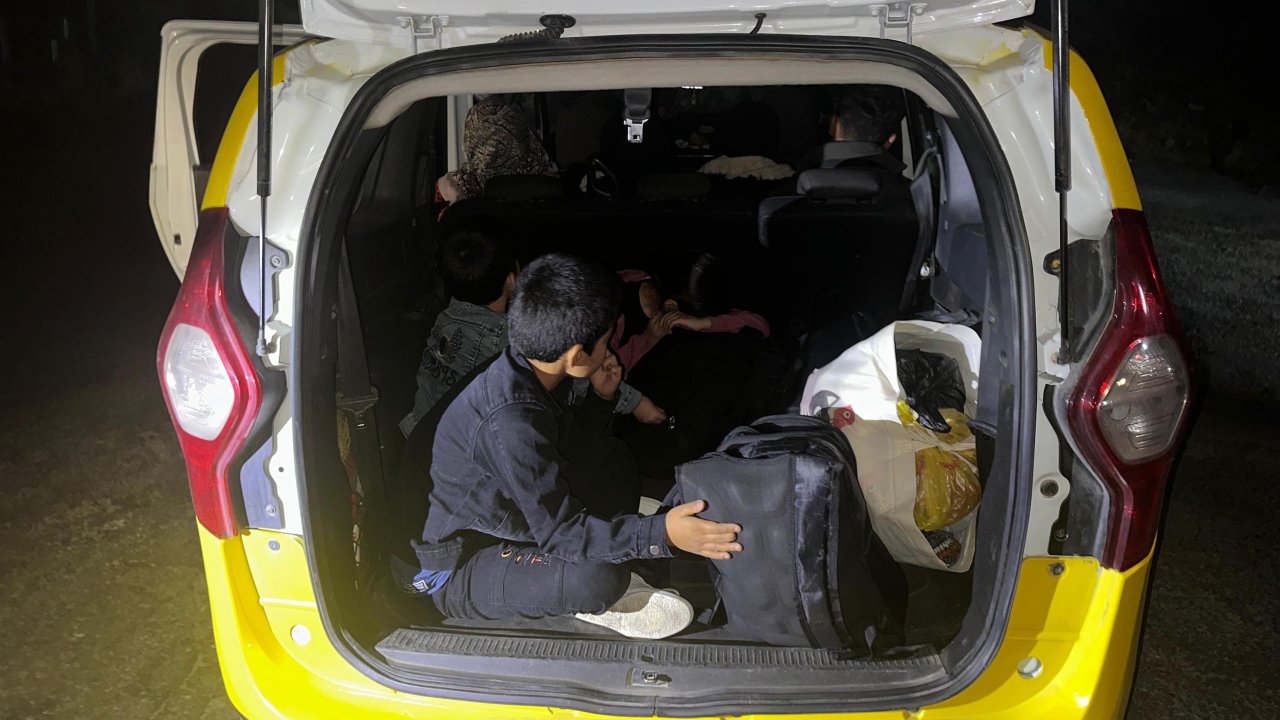 Afgan uyruklu 8 kaçak göçmen ile 1 organizatör yakalandı