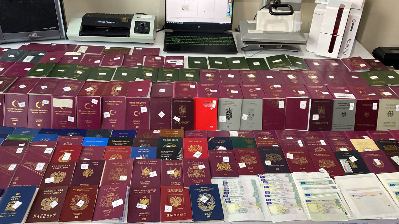 İstanbul'da göçmen kaçakçılığı operasyonu: Çok sayıda sahte kimlik ve pasaport ele geçirildi